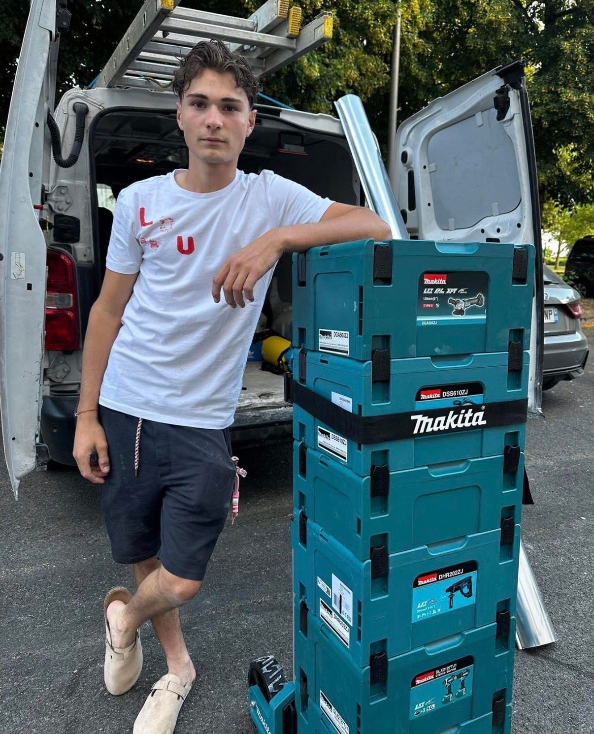 Maximilien Galmiche, fondateur de Melis Habitat, appuyé sur ses coffrets d’outillage devant son camion