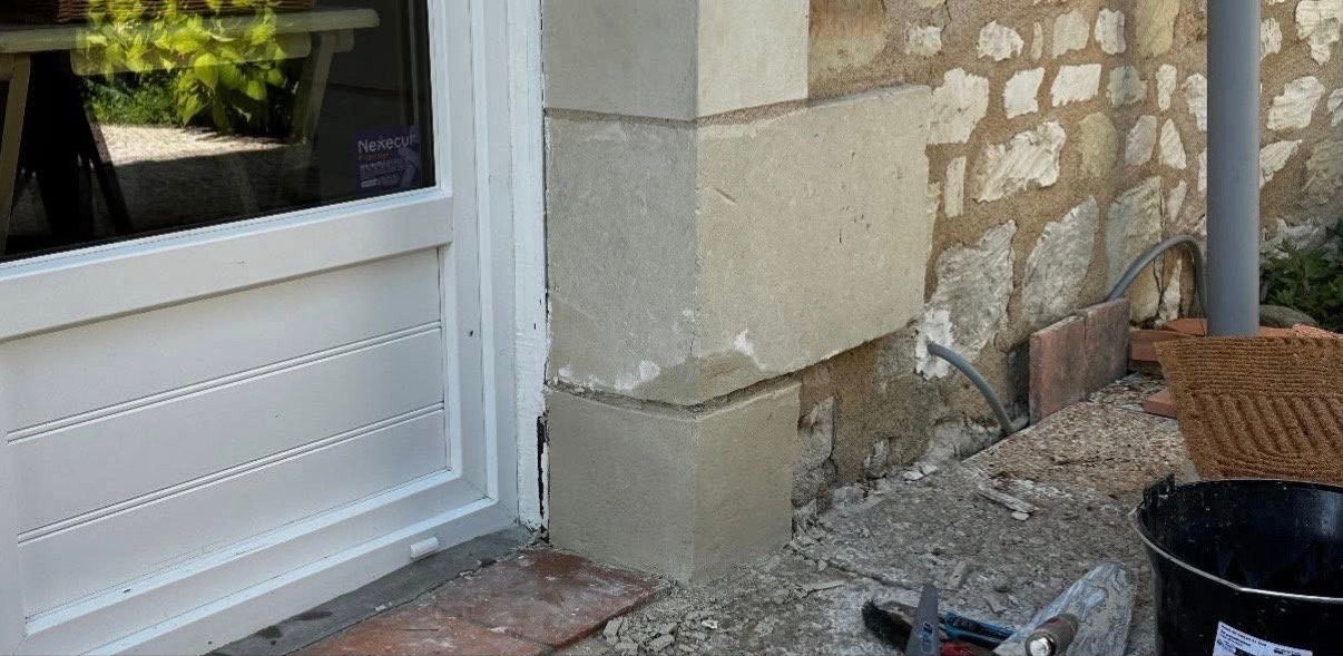 Après : angle en pierre de taille repris proprement, blocs sains et joints nets
