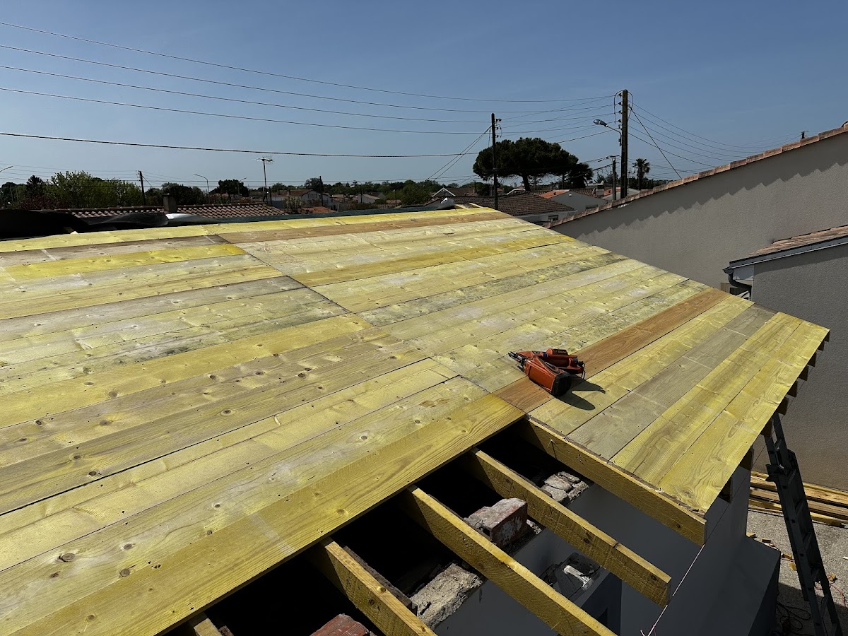 Voligeage neuf en bois traité sur charpente