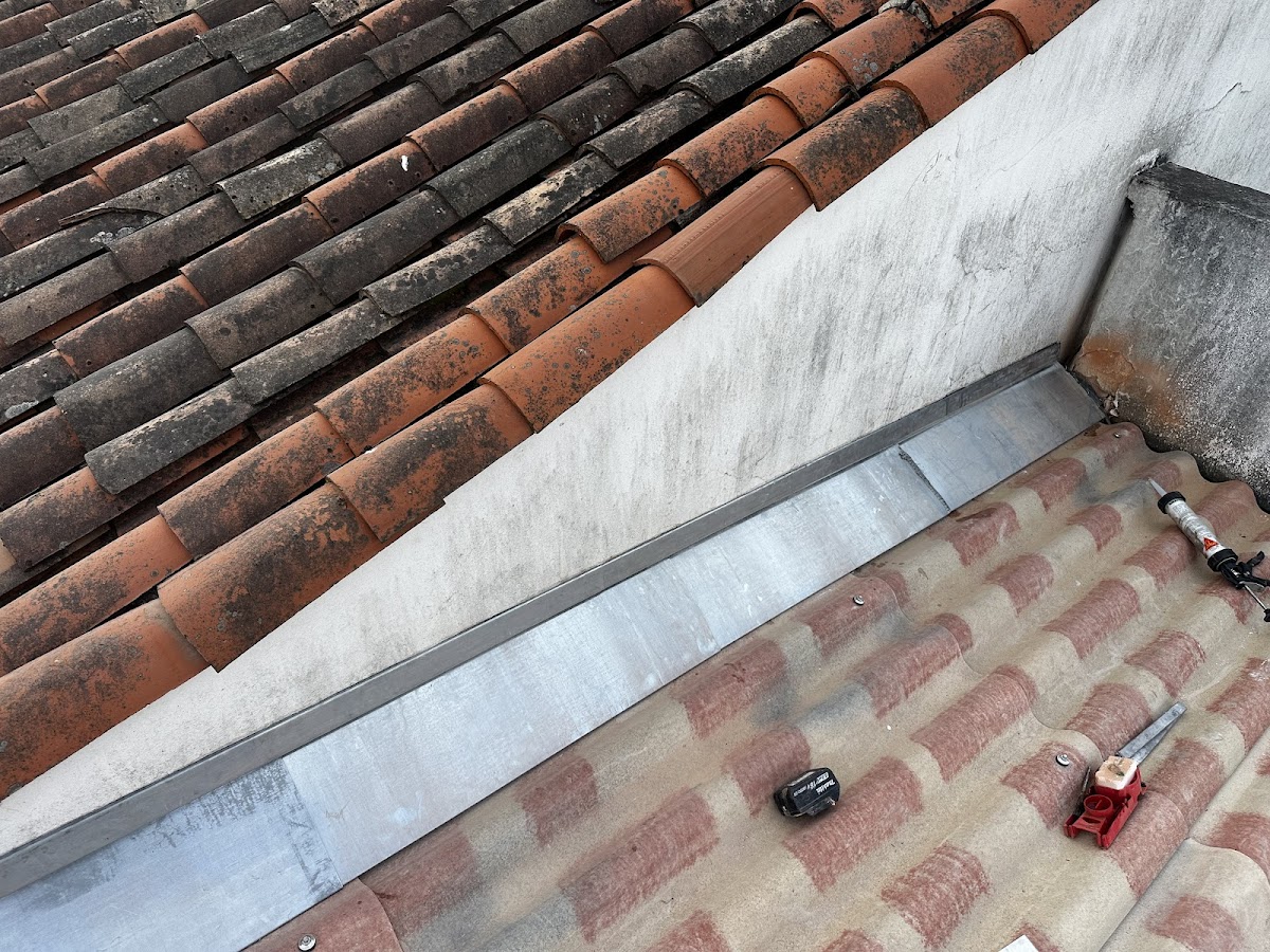 Noue et solin en zinc entre deux pans de toiture en tuiles