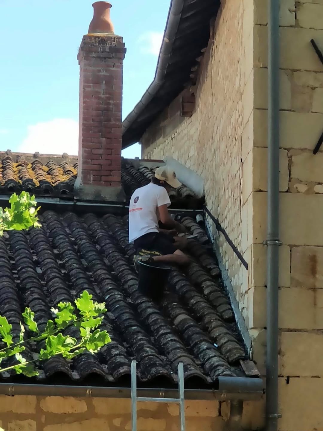 Sur le toit : intervention sur une couverture en tuiles anciennes